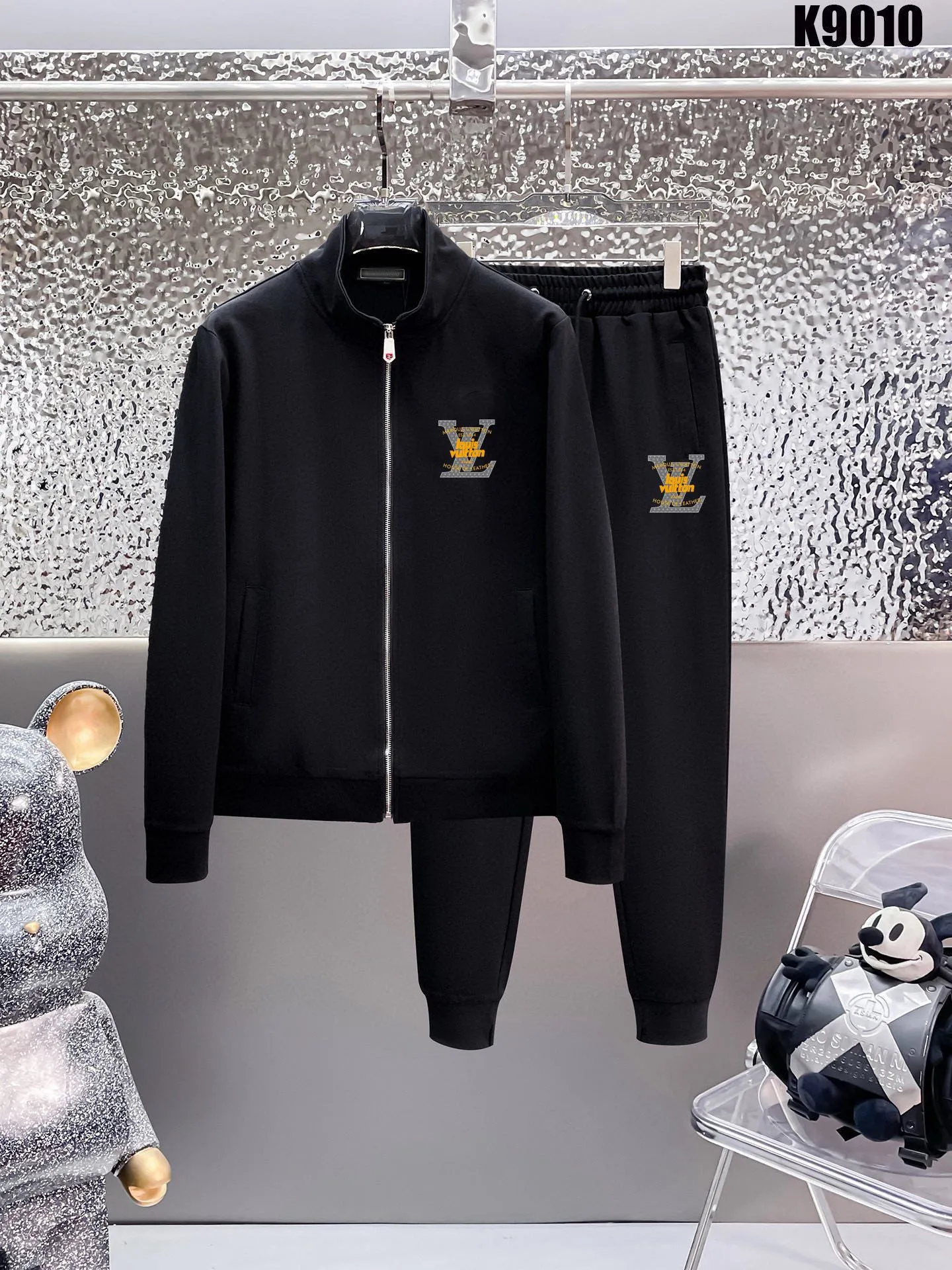 🅿️420 [LV Louis Vuitton] (Fat Man Gospel) hot-selling suit is coming. Focus on the original version of the official website. 2025 new hot-selling cardigan sweater suit. The original order is the best. 🇭🇰The meticulous work of top designers is dedicated to a fitting and perfect upper body effect. All-natural high-quality Roman cotton 100%, close-fitting comfort, noble and elegant! Original hardware embodies elegance and nobility! Counter size: M-5XL (maximum wear up to 220 pounds)